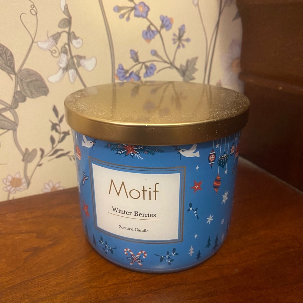 Motif Winter Berries Scented Candle - Blue and Gold
